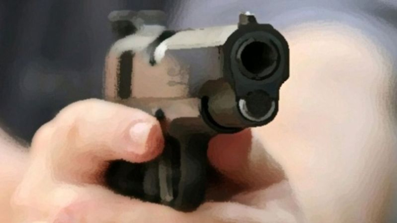 Bekçinin şüphelendiği şahsın üzerinden silah çıktı