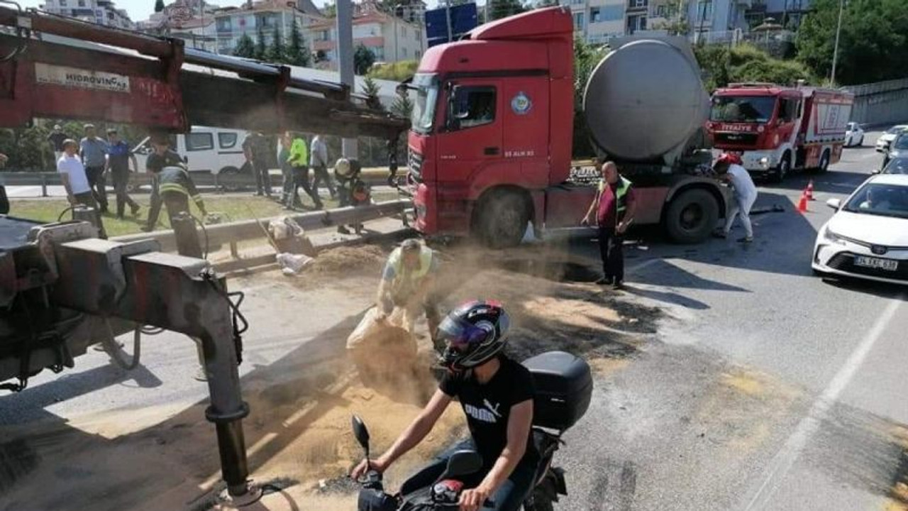 Bariyerlere çarpan tırdan şans eseri kurtuldu!