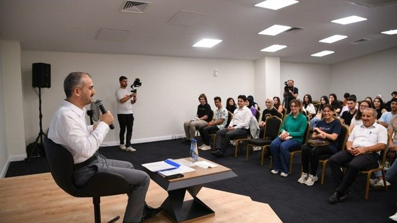 Başkan Çifçi üni'li gençlere bilgi verdi