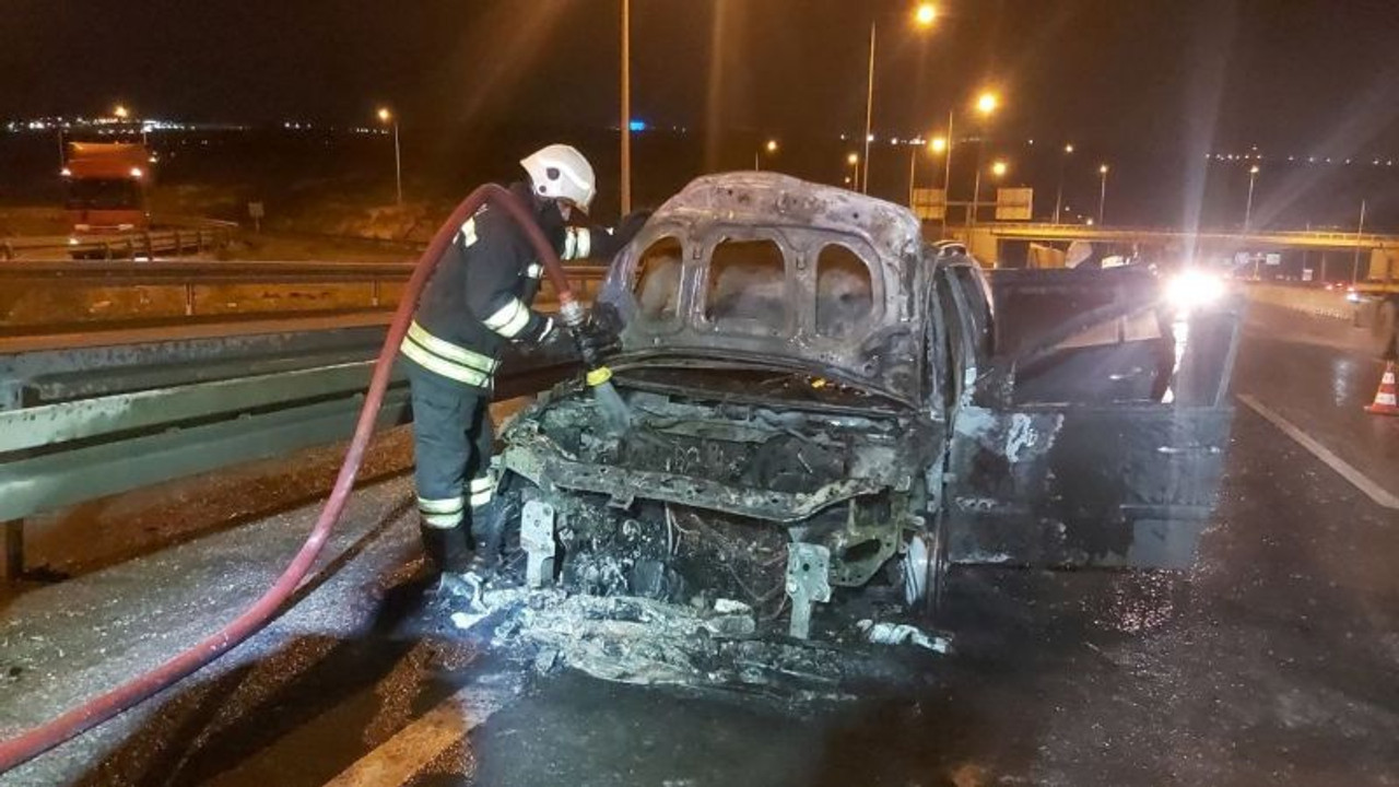 Kocaeli'de seyir halindeki otomobil alev alev yandı