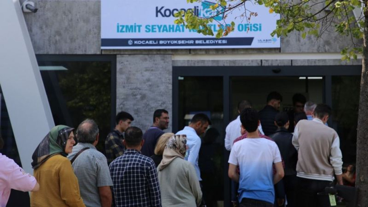 İzmit Seyahat Kartları Merkezi öğrencilerle doldu!
