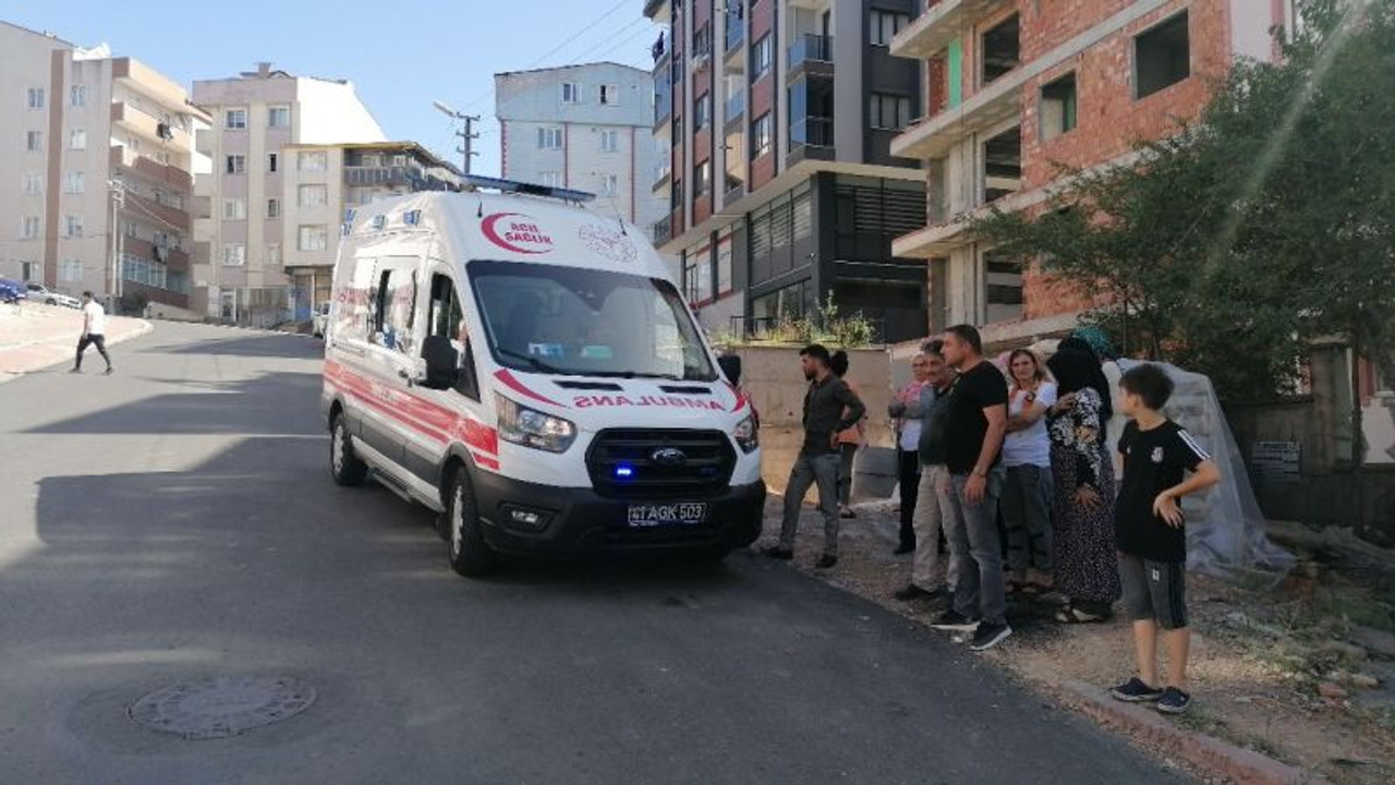 Sıva yaparken 3 metre yükseklikten düştü