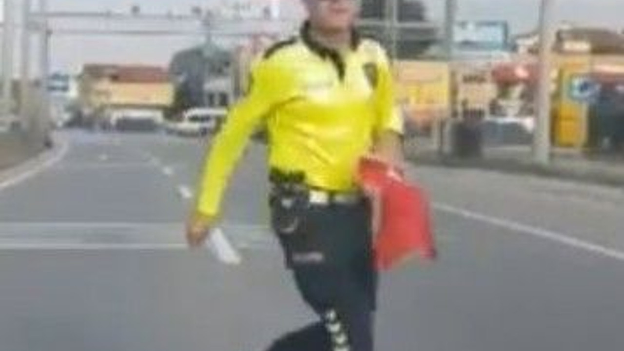 Türk bayrağı yere düşünce trafiği durdurdu