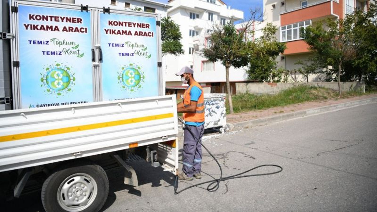 O ilçede çöp konteynerleri yerinde dezenfekte ediliyor!