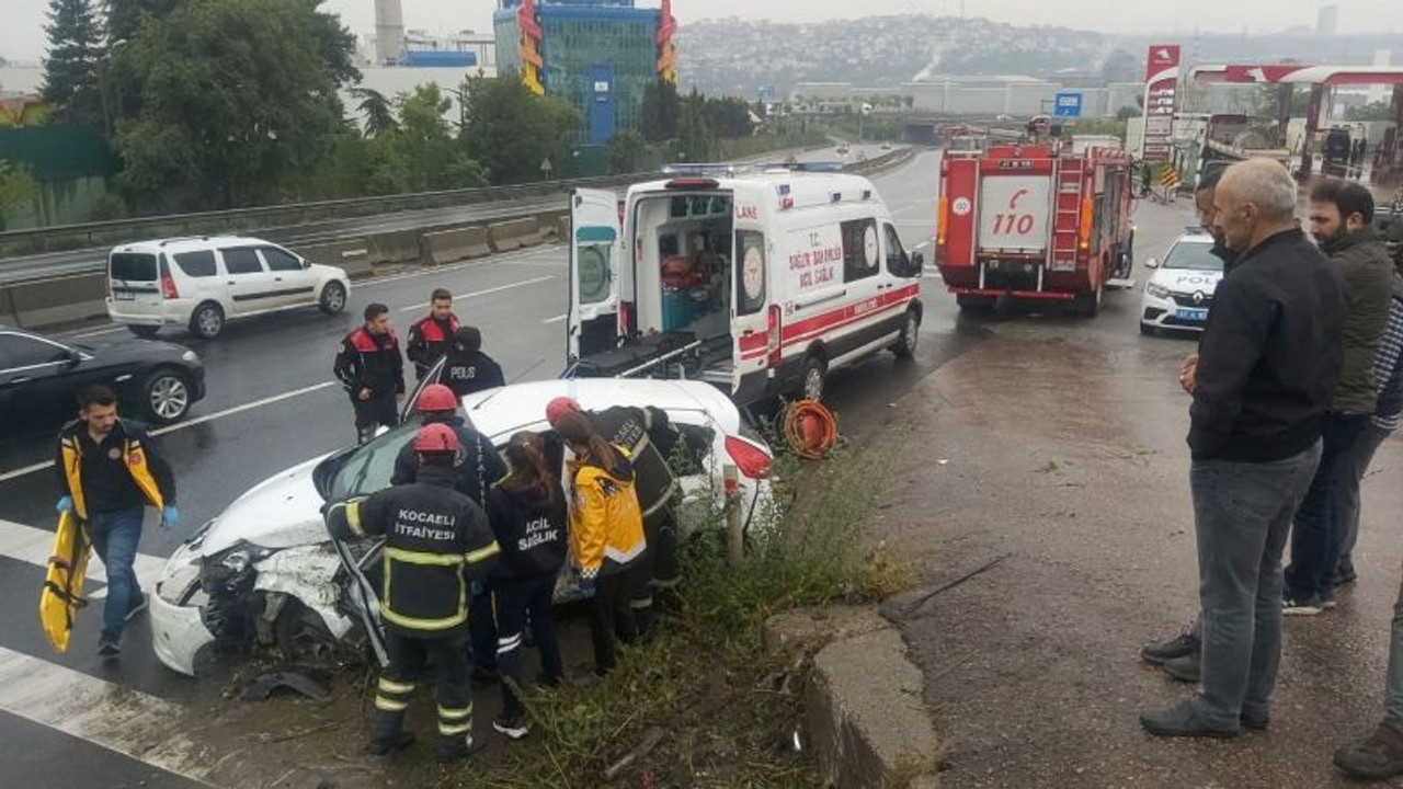 Yağış kazayı beraberinde getirdi: Sürücü araçta sıkıştı