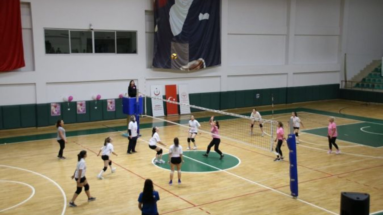 Voleybol müsabakasında meme kanserine dikkat çektiler
