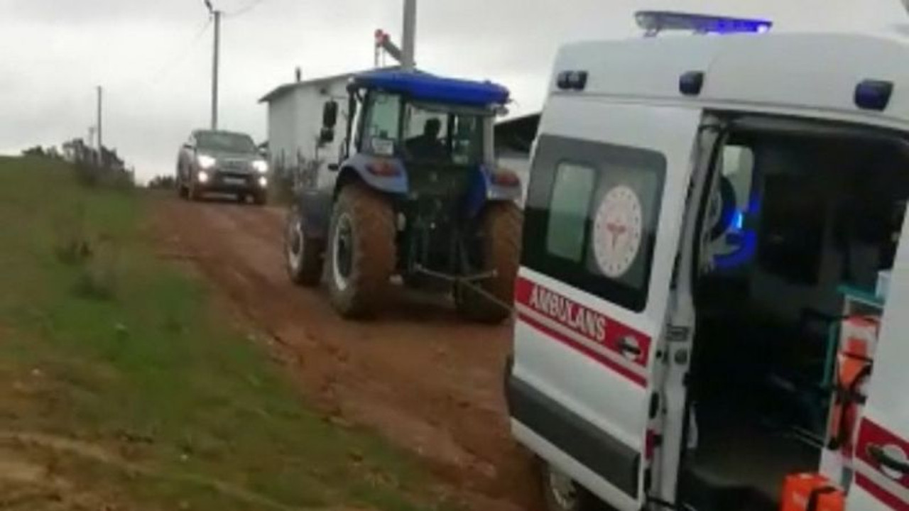 Çamura saplanan ambulansı traktör ile çektiler