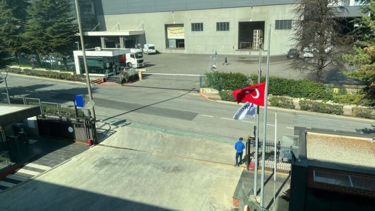 O fabrikada, maden şehitleri için bayraklar yarıya indi