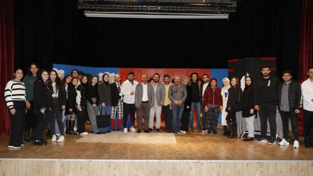 “Deliriyorum Ben Haberin Olsun” tiyatro oyunu, Körfezlilerle buluştu