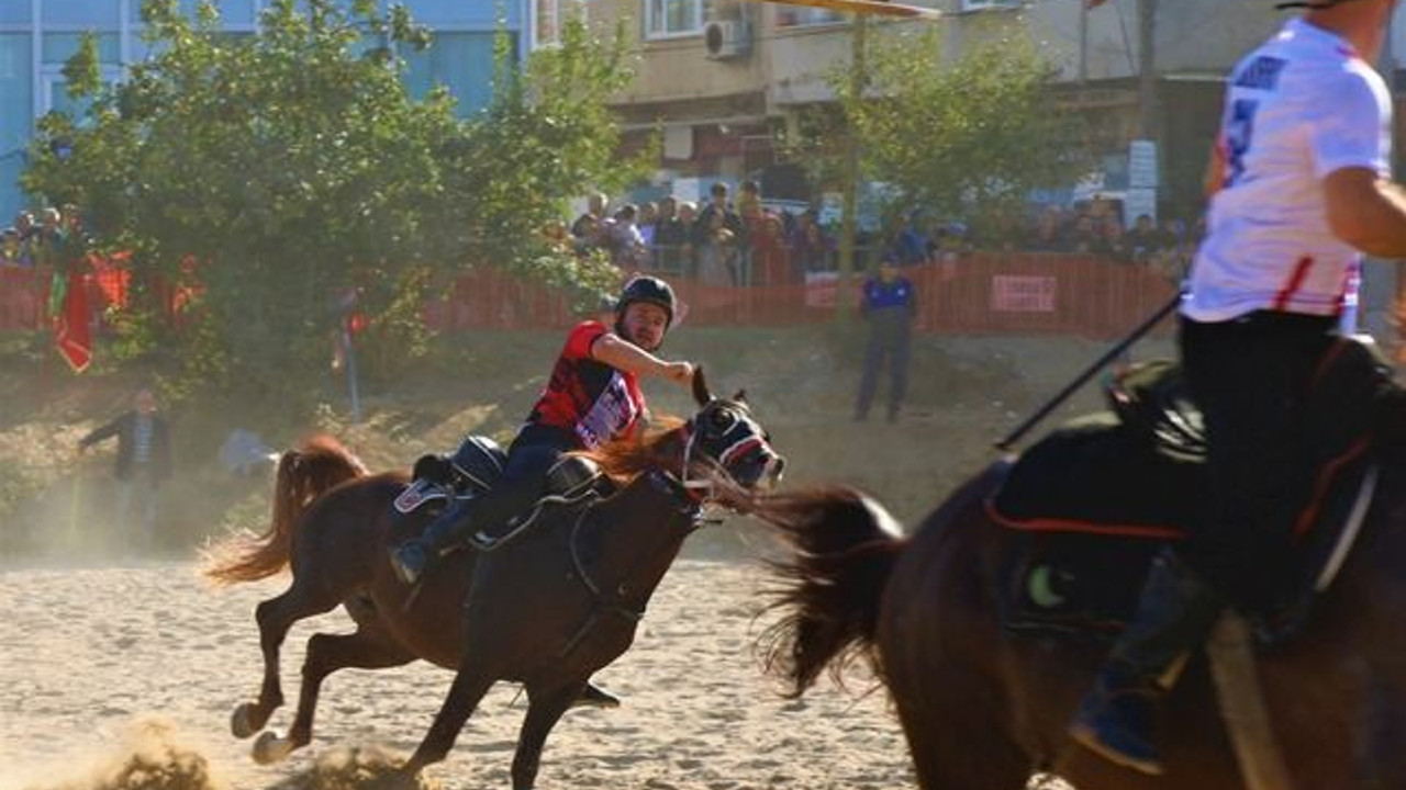 4 Takım, ciridi genç nesillere aktarmak için at koşturdu