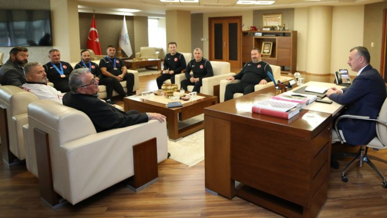 Başkan Büyükakın, veteran güreşçileri tebrik etti