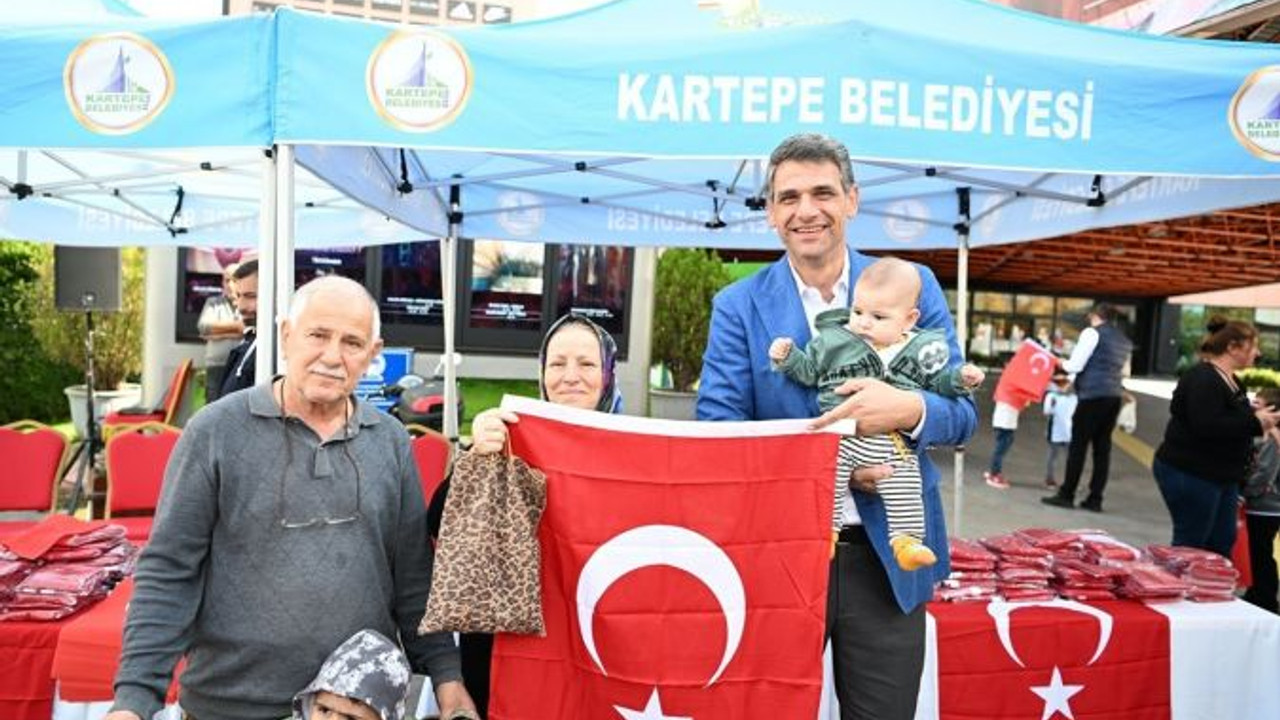 O ilçede 10 bin Türk bayrağı dağıtıldı