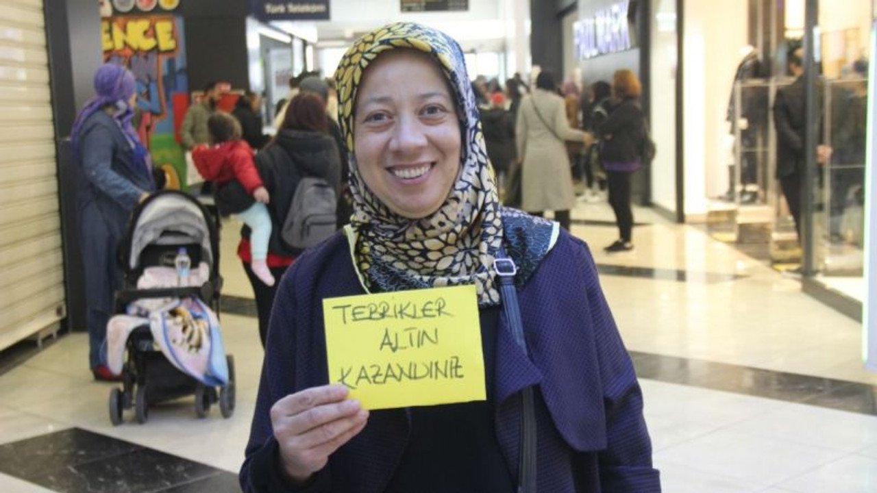 Alışveriş merkezinde altın dağıttılar!