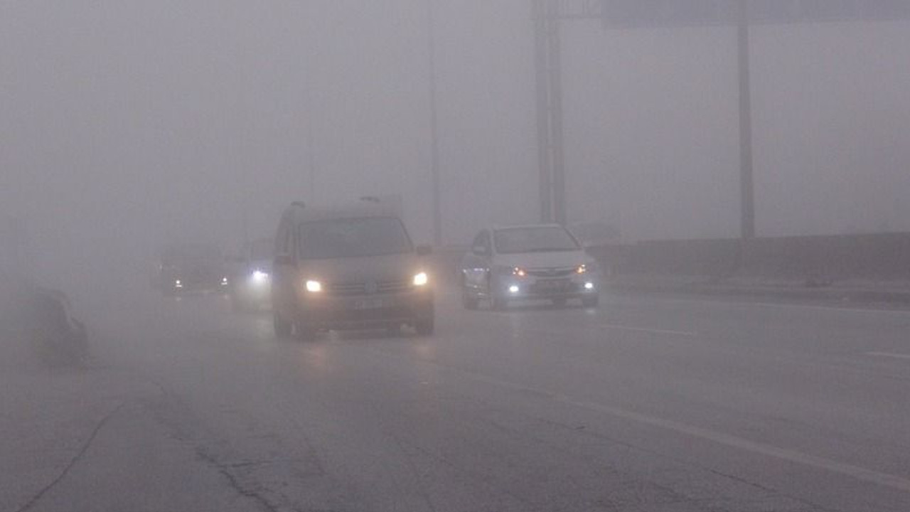 Yoğun sis sebebiyle göz gözü görmüyor