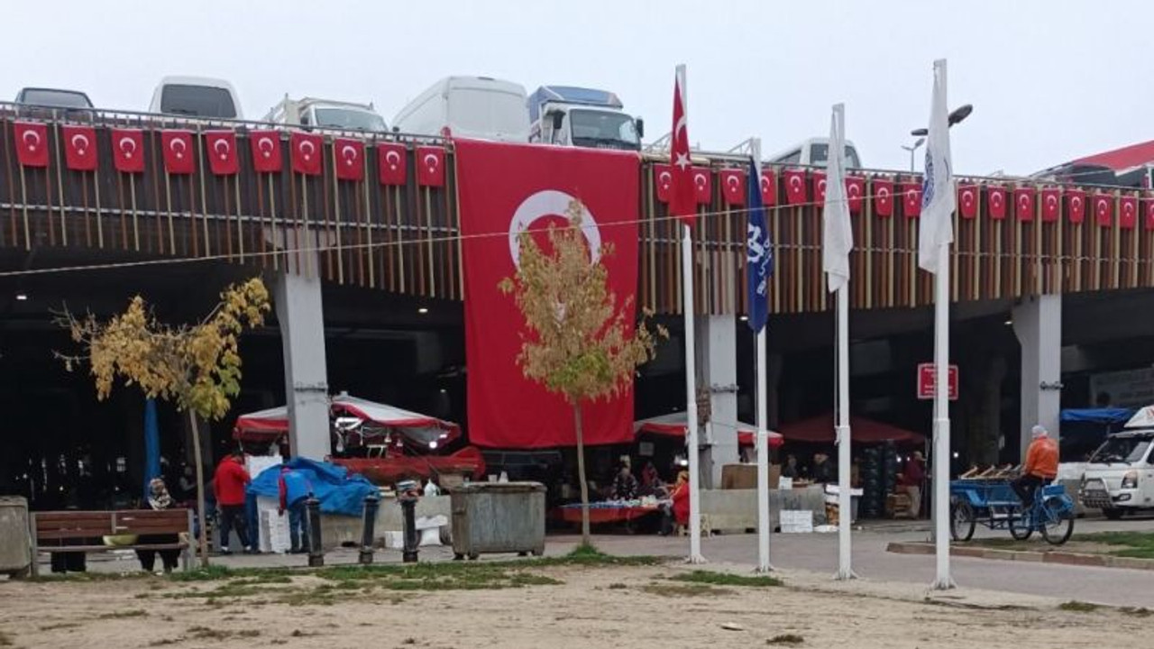 Semt pazarına dev Türk bayrağı