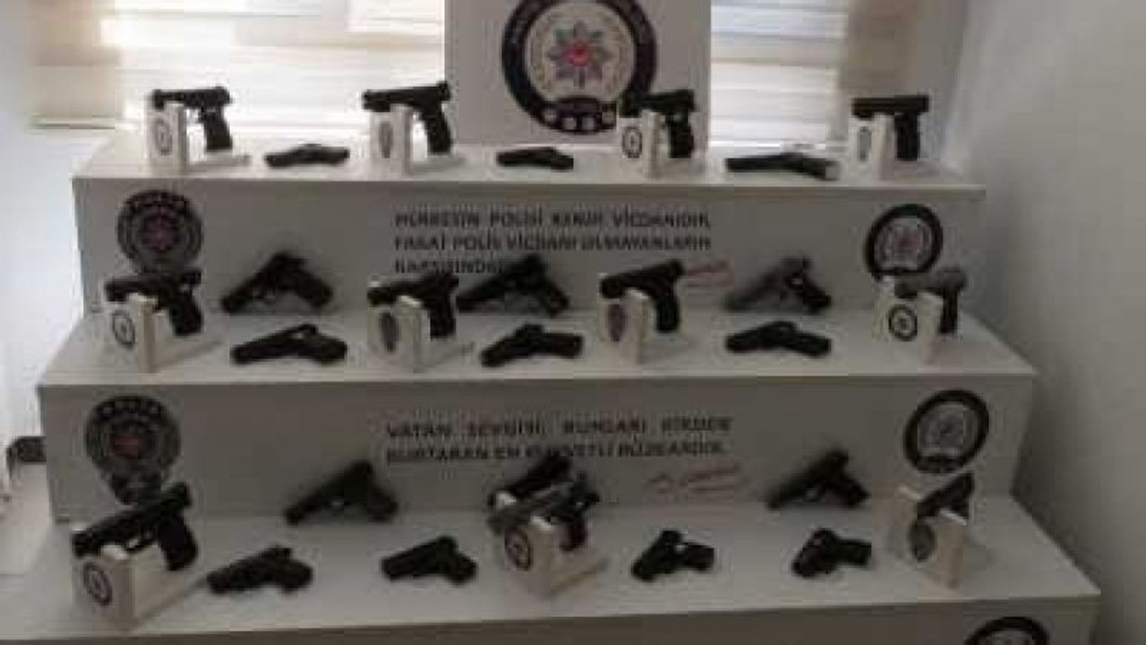 Çok sayıda silah ve kesici alet ele geçirildi
