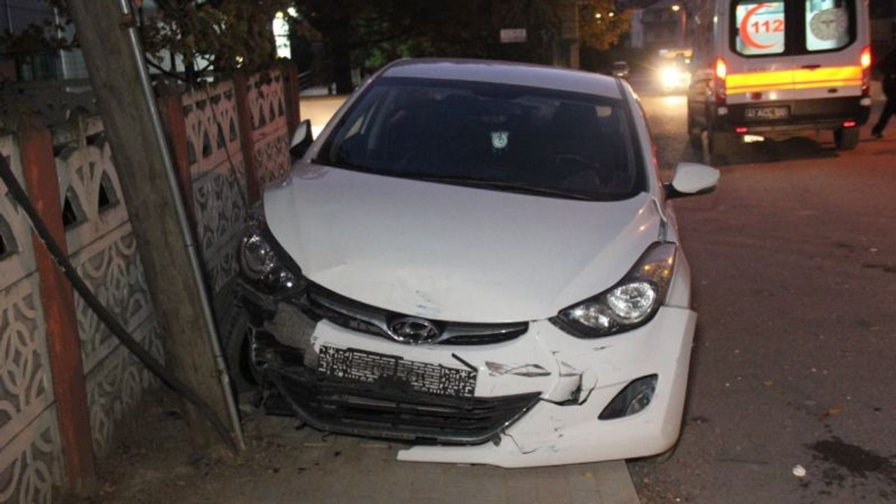 Kaza sonrasında savrulan otomobil, direğe çarparak durabildi