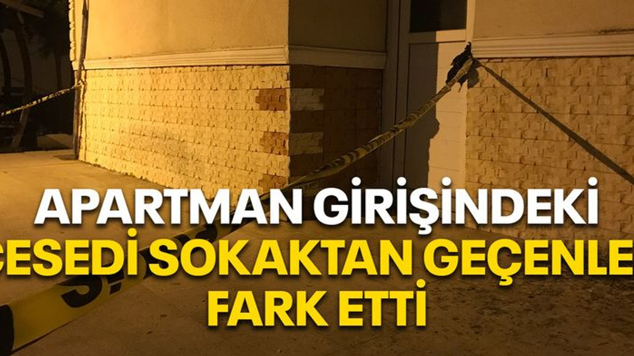 Apartman kapısındaki cesedi sokaktan geçenler fark etti