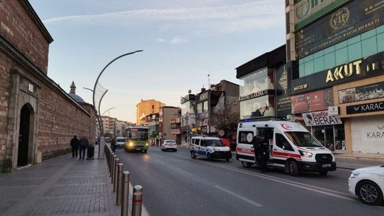 Alkollüyken uyuya kalan şahıs aracının içinde mahsur kaldı