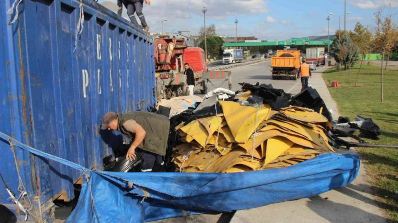 Hurda yüklü kamyon devrildi, malzemeler yola saçıldı