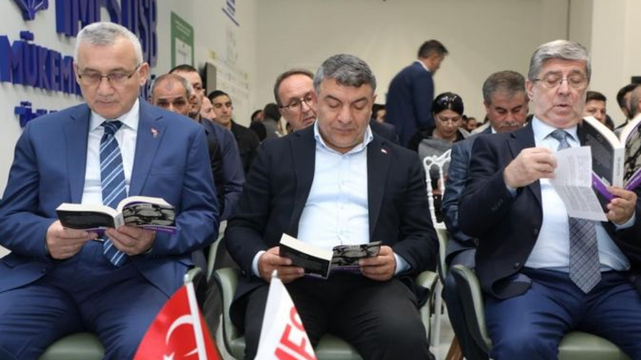O ilçede 52 bin kişiye 52 bin kitap dağıtıldı!