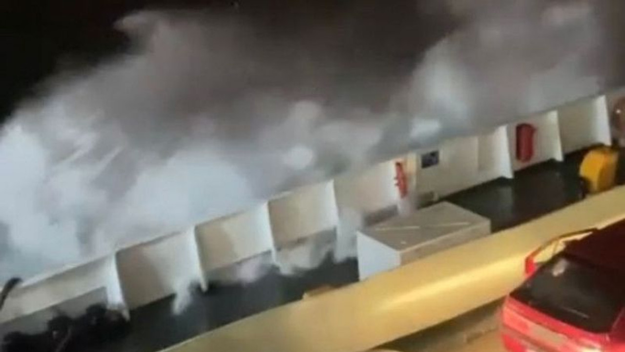 Marmara Denizinde korku dolu anlar: Dalgalar metrelerce yükseldi