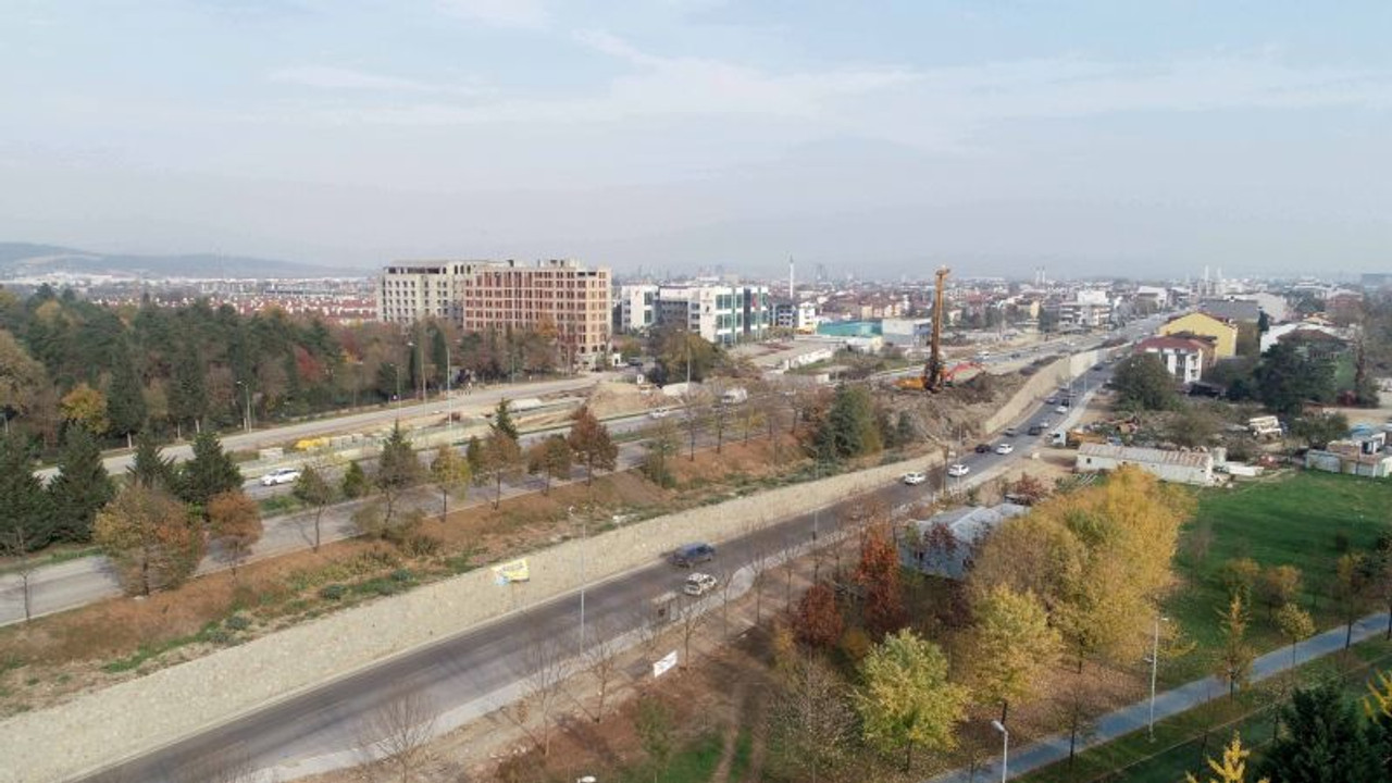 D-100 güney yan yolda kaldırım ve otokorkuluklar yapıldı
