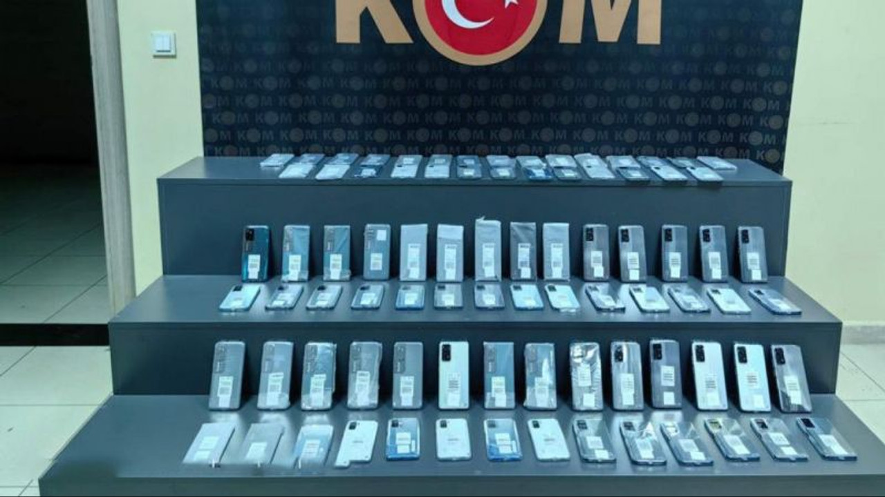 Otogarda aranan bavuldan kaçak telefonlar çıktı
