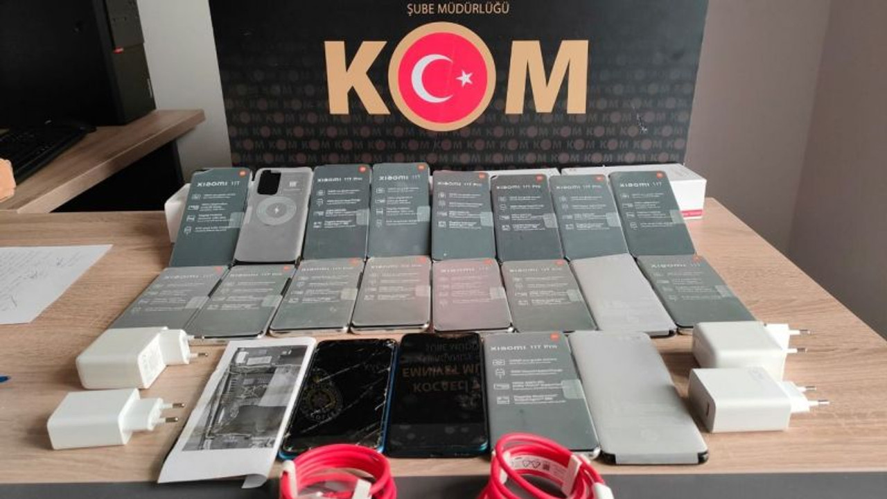 Durdurulan araçtan 21 kaçak telefon ele geçirildi