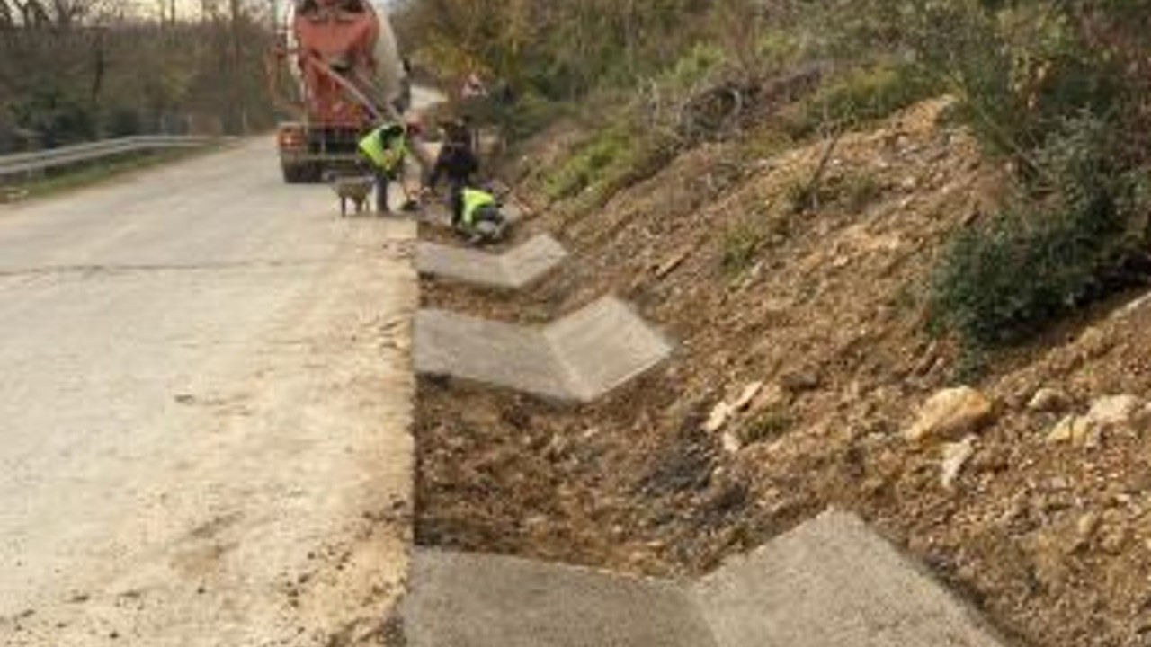 Gebze’de köy yolları V kanal imalatı ile korunuyor