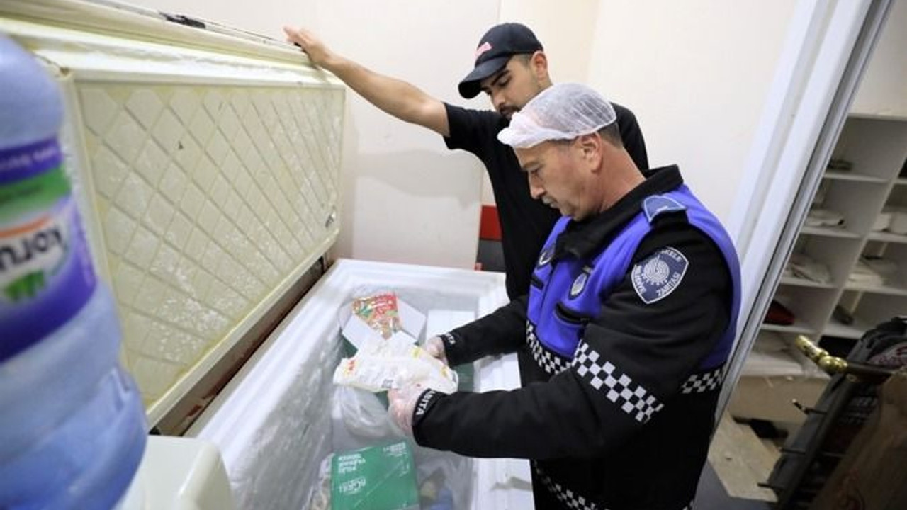 Zabıtalar okul çevresindeki işletmeleri denetledi