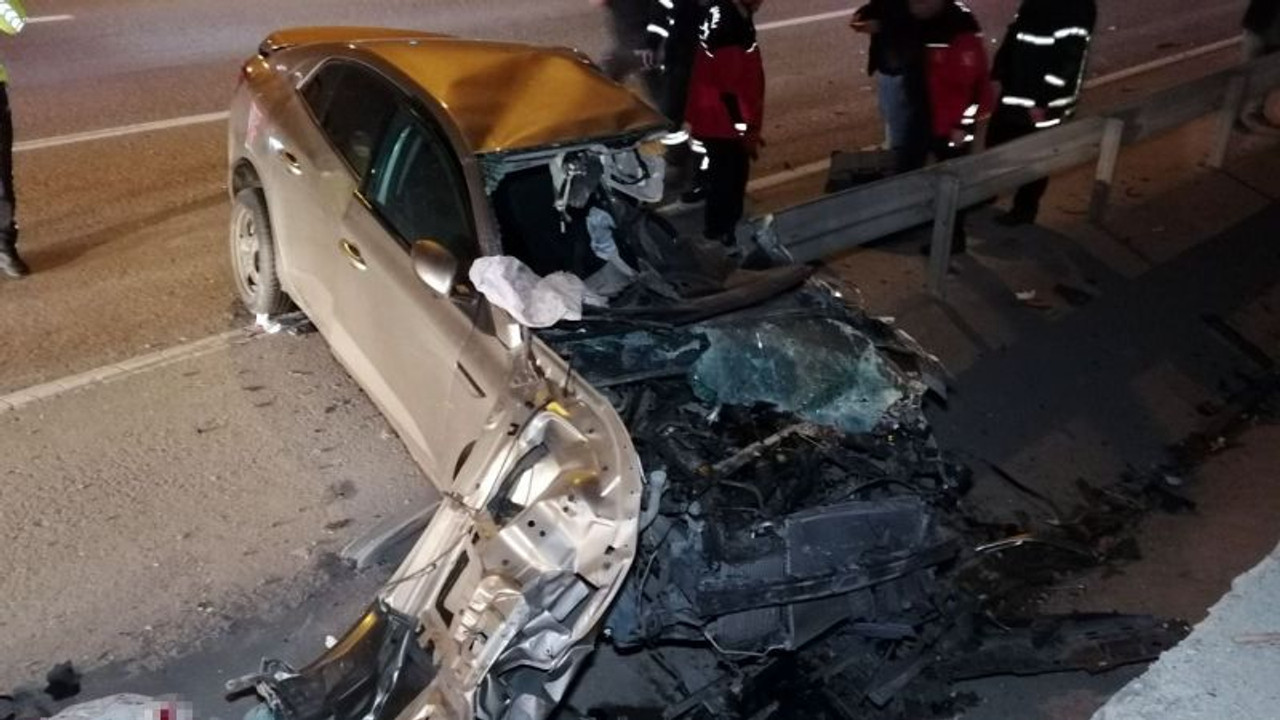 Kontrolden çıkan otomobil bariyerlere ok gibi saplandı: 2 yaralı
