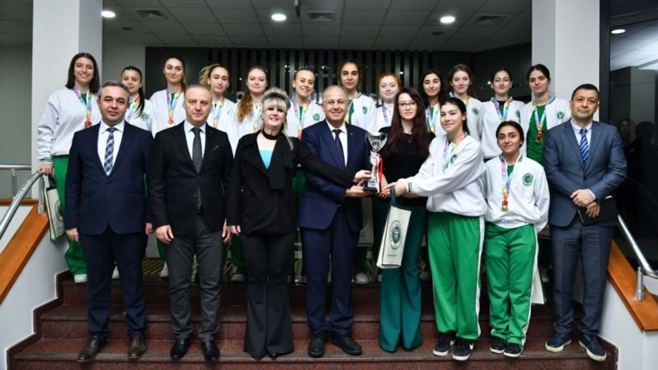 Şampiyon voleybolcular, kupalarını Rektöre takdim etti