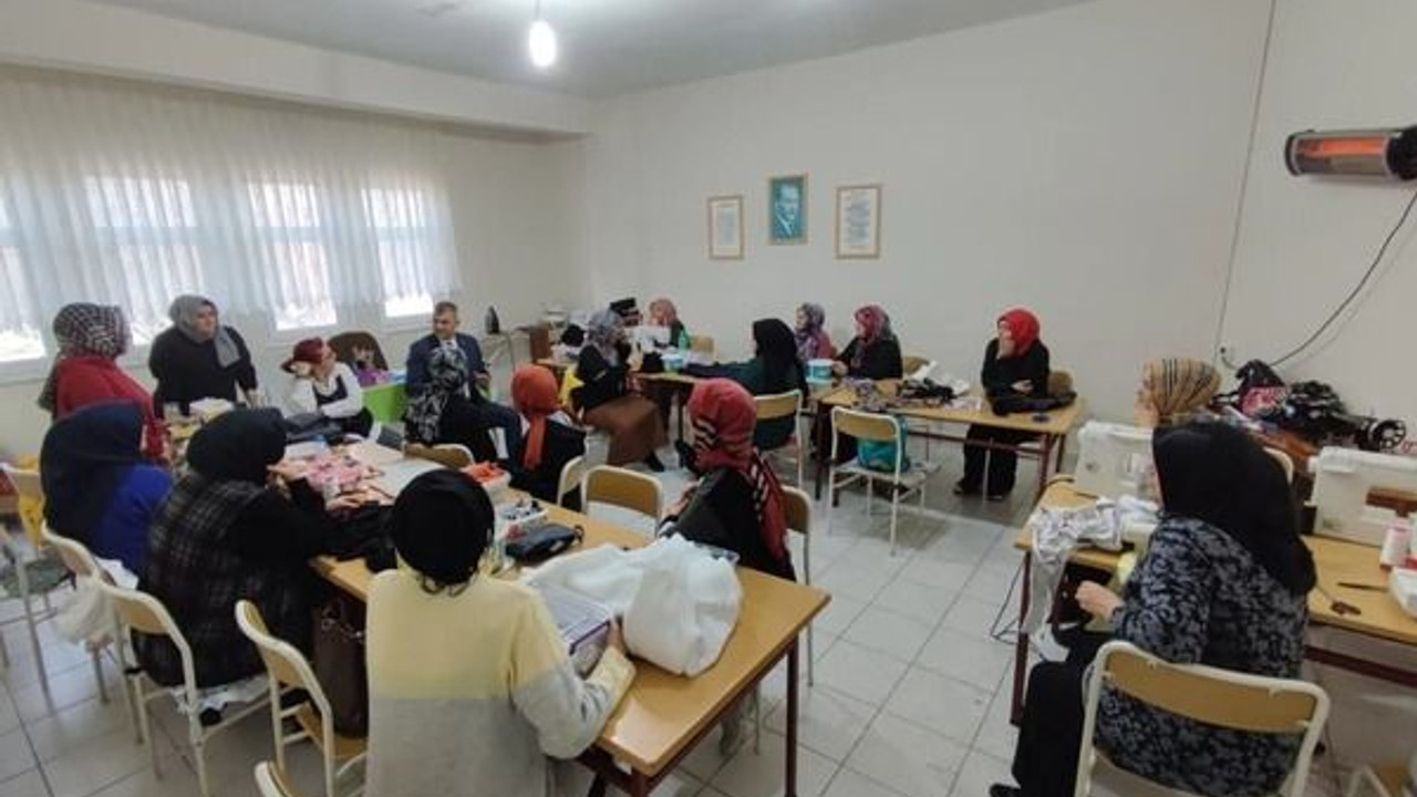 GÖLCÜKLÜ KADINLAR HÜNERLERİNİ GÖLMEK'TE ÜRÜNE DÖNÜŞTÜRÜYOR