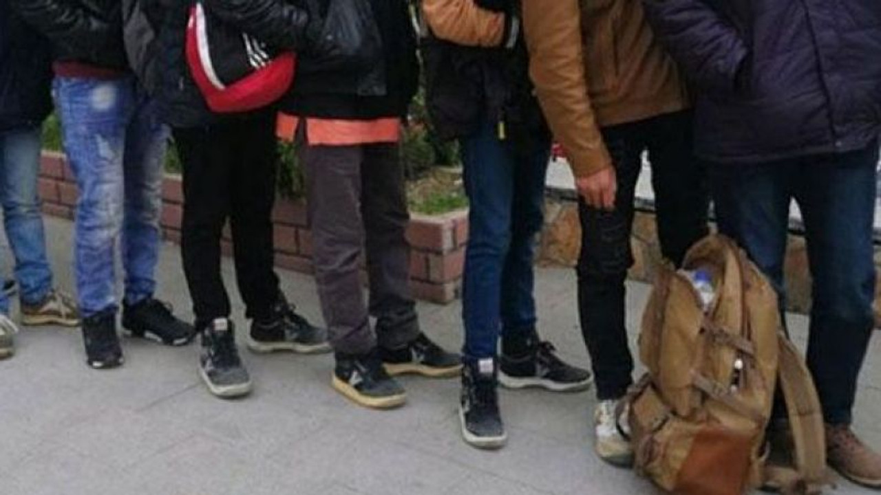 Kocaeli’de düzensiz göçmenler Adana’ya gönderildi