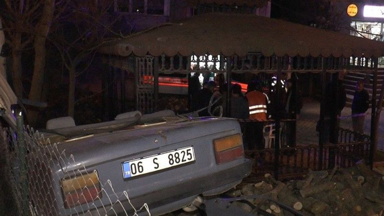 Otomobil çay bahçesine uçtu yaralılar var