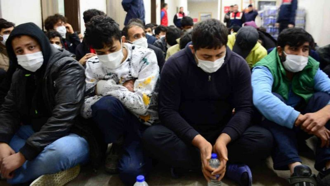 14 düzensiz göçmen sınır dışı edildi
