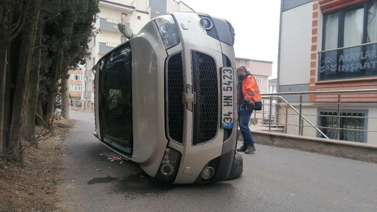 Kontrolü kaybetti, otomobil yan yattı