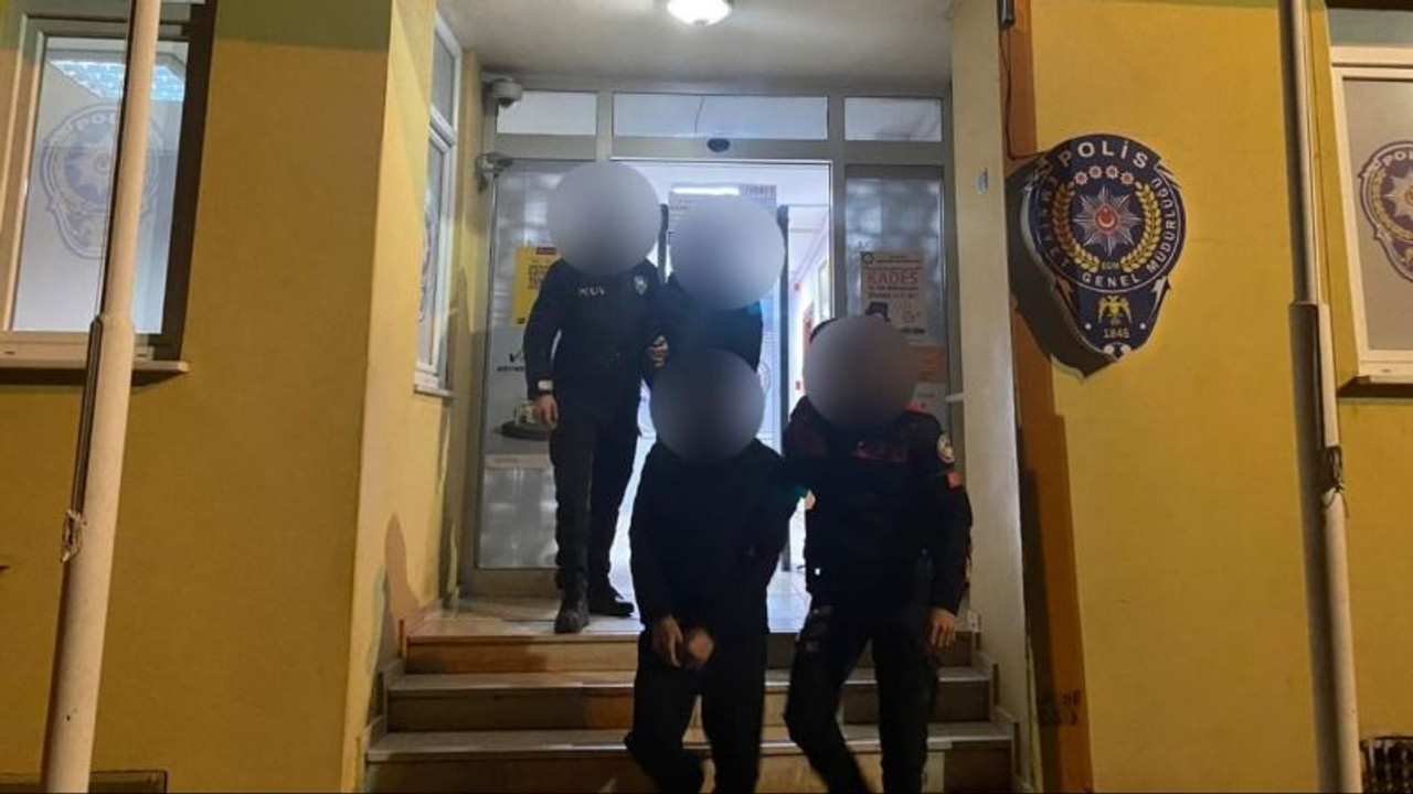 Çaldıkları eşyaları taşırken polise yakalandılar