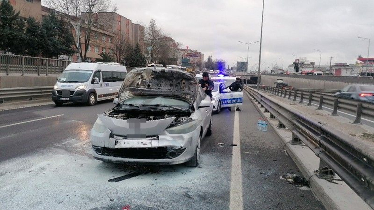 3 araç birbirine girdi, araçlardan birinde yangın çıktı