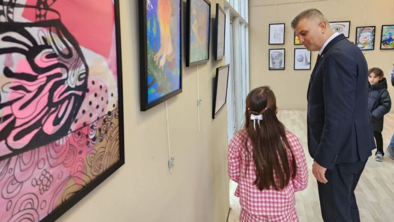 10 yaşındaki ressam sergi açtı
