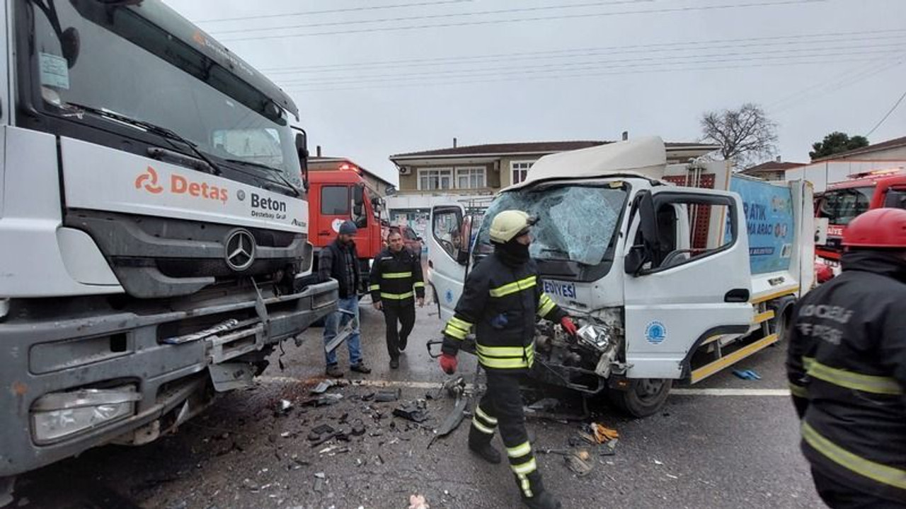Beton pompası ile kamyon kafa kafaya çarpıştı