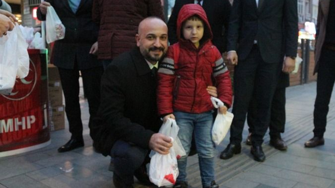 MHP’liler kandil simidi dağıttı