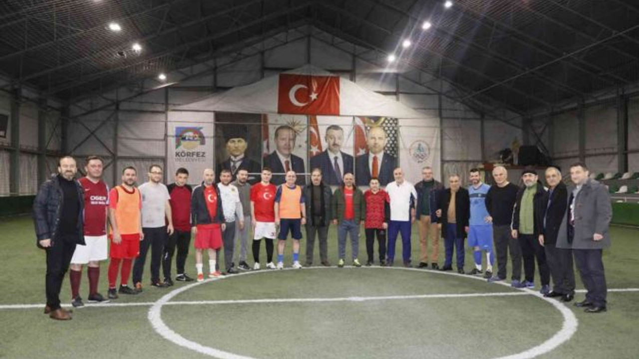 Siyasetçileri bir araya getiren halı saha maçı!
