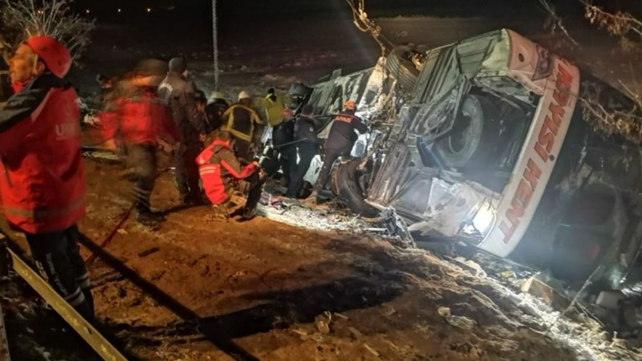 Otobüs şarampole devrildi: ölü ve yaralılar var