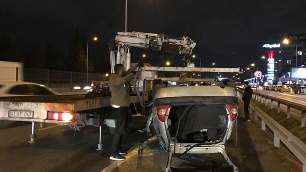 Otomobil, tırın lastiğine çarpıp takla attı yaralılar var