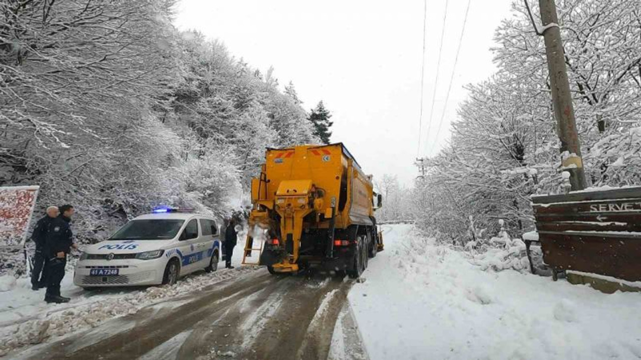 O ilçenin yüksek kesimlerinde karla mücadele başladı