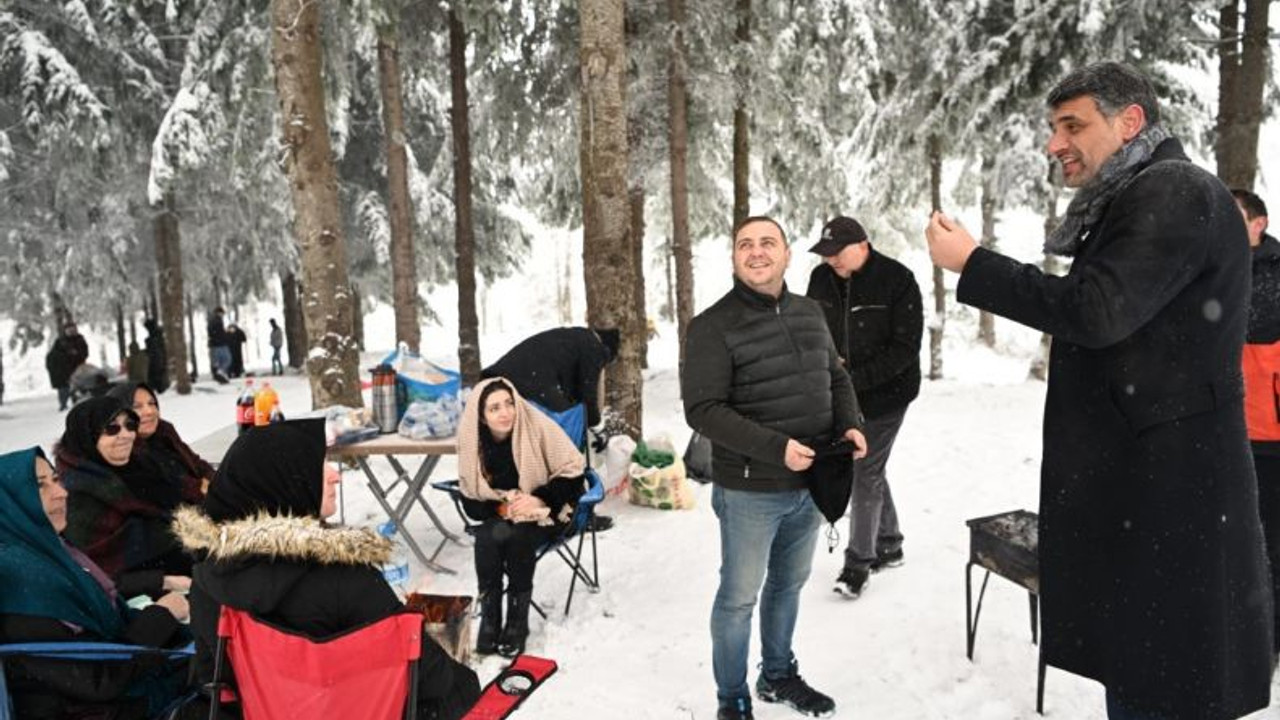 Kartepe’de karın tadını çıkaran vatandaşlara belediye başkanı da eşlik etti