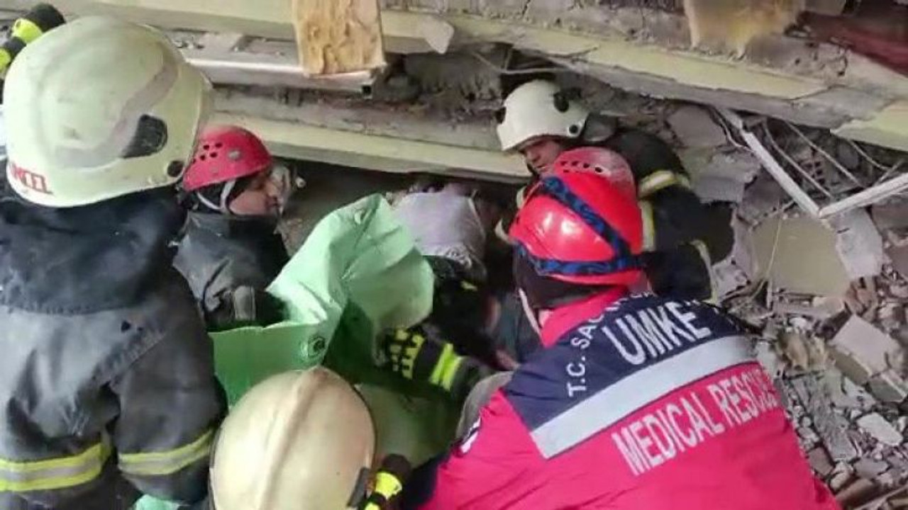 Yaşlı vatandaş 37 saat sonra enkazdan kurtuldu