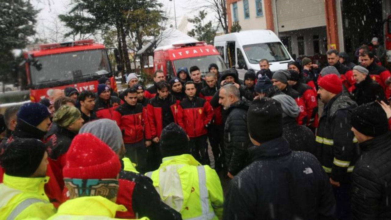 2 Kamyon ihtiyaç malzemesi de yola çıktı